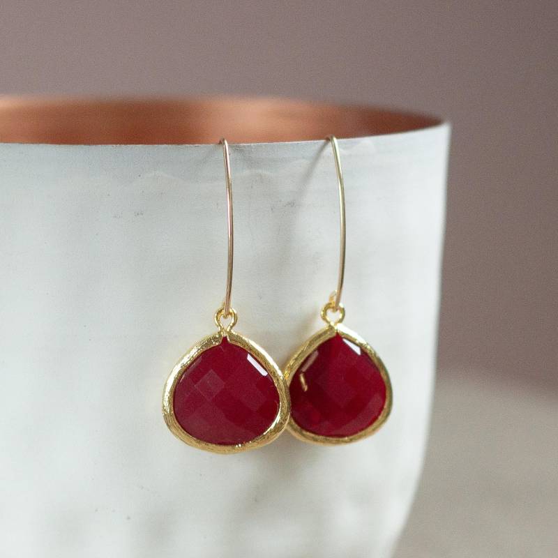Hängende Ohrringe in Rot, Filigrane Ohrhänger Mit Dunkelroten Steinen, Elegante Hängeohrringe Gold & Weinrot, Tropfenohrringe Bordeaux von KelilaJewelry