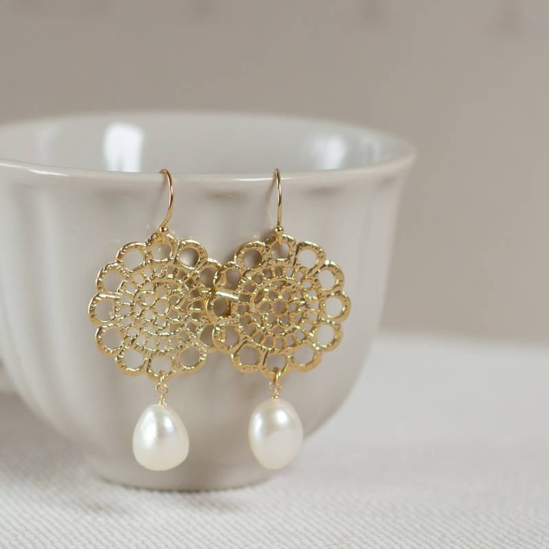 Hängende Perlenohrringe, Ohrringe Süßwasserperlen Hängend, Ornament Gold, Florale Brautohrringe, Lange Ohrhänger, Brautschmuck Gold von KelilaJewelry