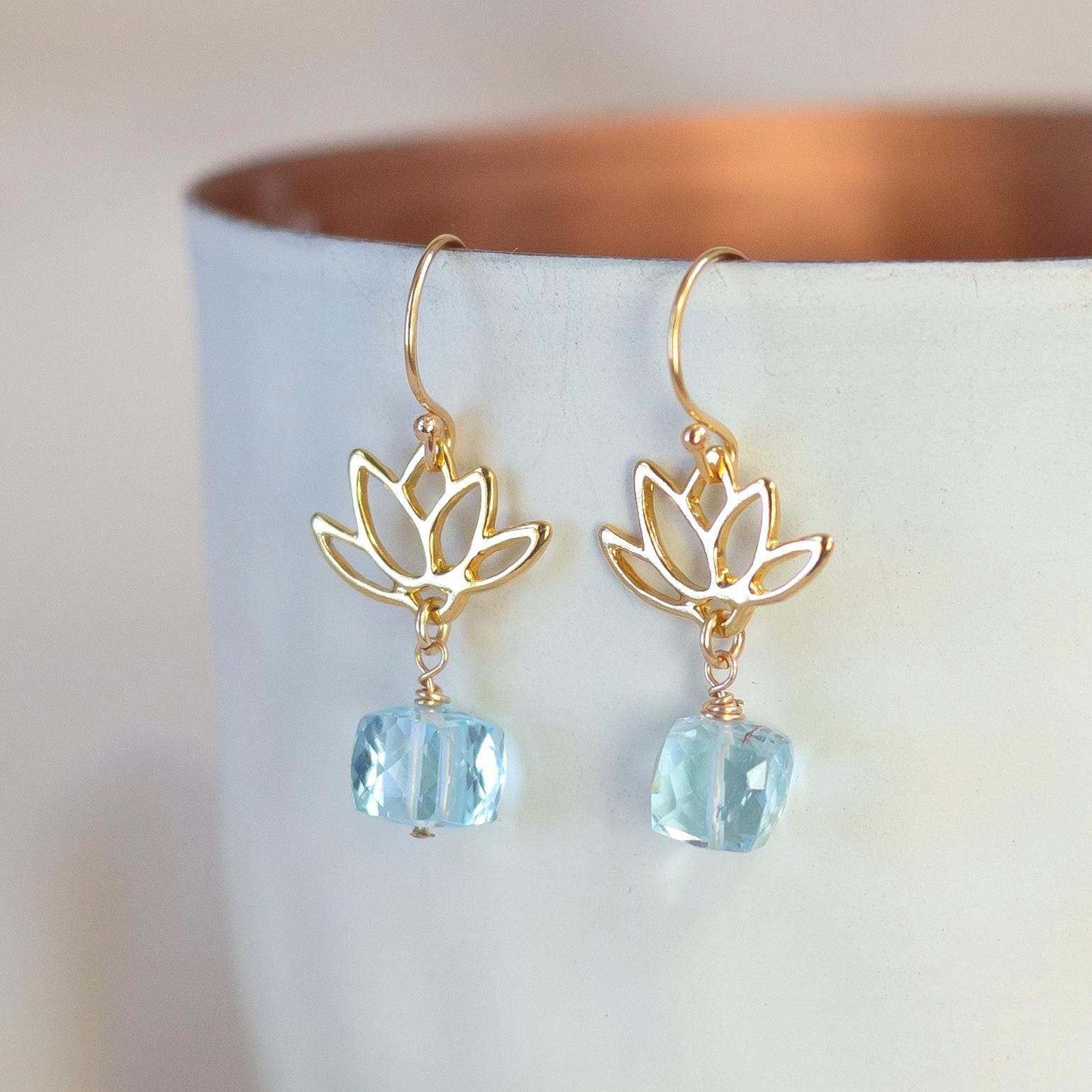 Hängeohrringe Blaue Steine Goldohrringe Geburtsstein November Geschenk Frau Ohrschmuck Edelstein Topas Ohrringe Hellblau Ohrhänger Lotus von KelilaJewelry
