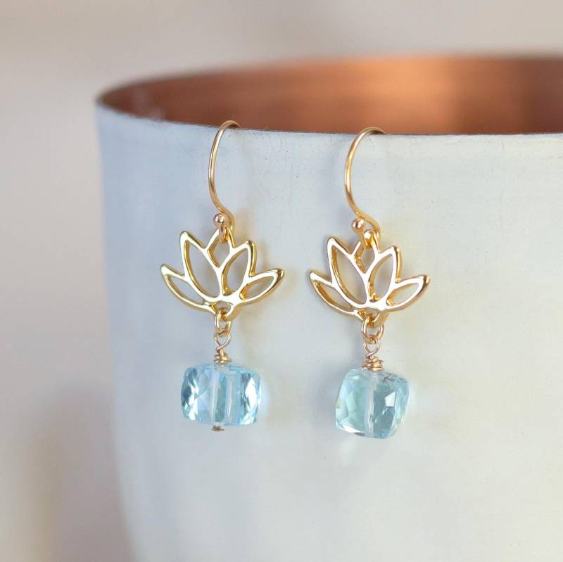 Hängeohrringe Blaue Steine Goldohrringe Geburtsstein November Geschenk Frau Ohrschmuck Edelstein Topas Ohrringe Hellblau Ohrhänger Lotus von KelilaJewelry