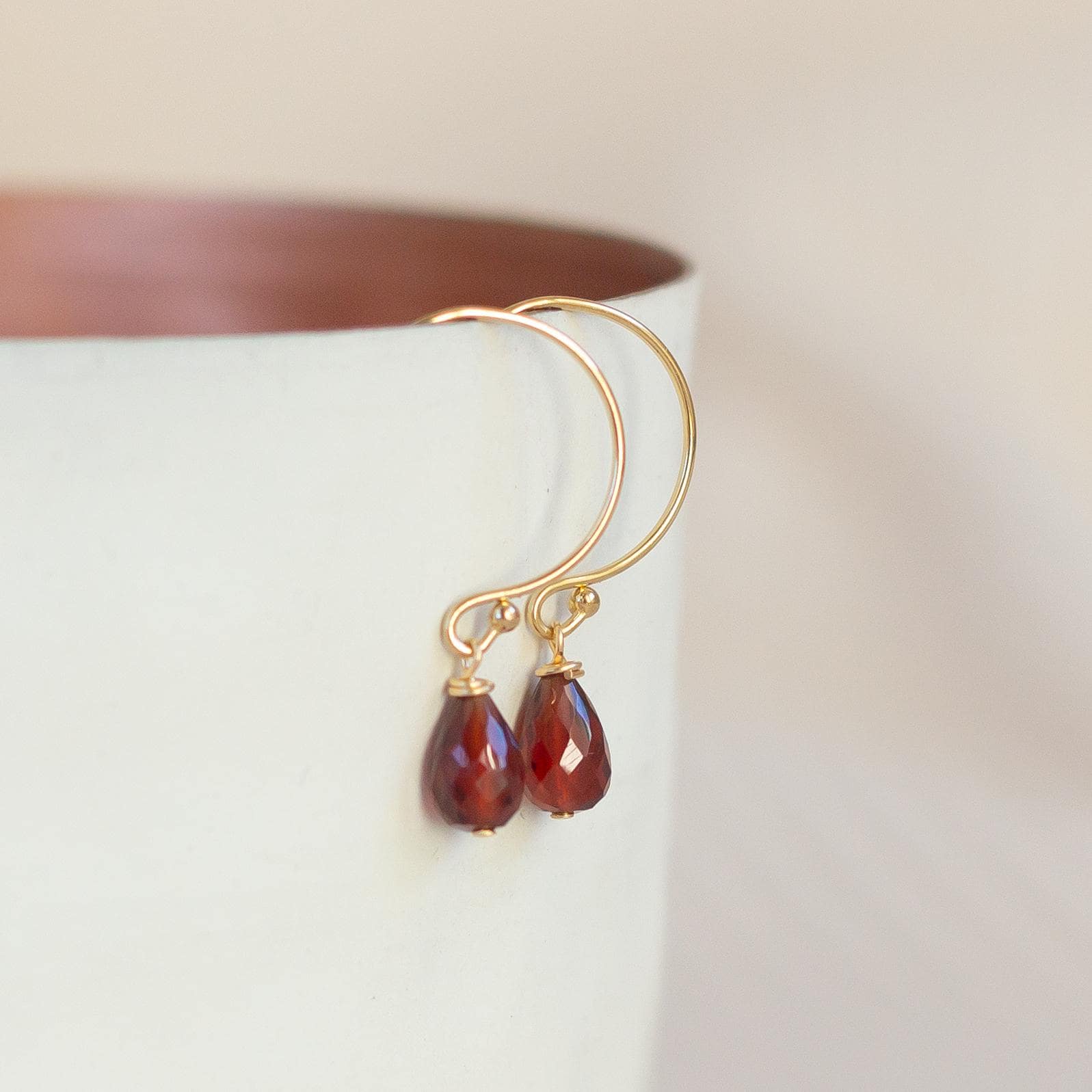 Kleine Granatohrringe in Gold Hängeohrringe Mit Steinchen Ohrringe Dunkelrot Edelsteinohrringe Für Frau Geburtsstein Geschenk Weihnachten von KelilaJewelry