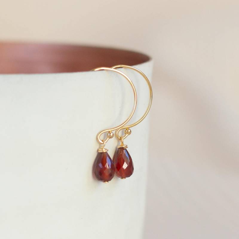 Kleine Granatohrringe in Gold Hängeohrringe Mit Steinchen Ohrringe Dunkelrot Edelsteinohrringe Für Frau Geburtsstein Geschenk Weihnachten von KelilaJewelry