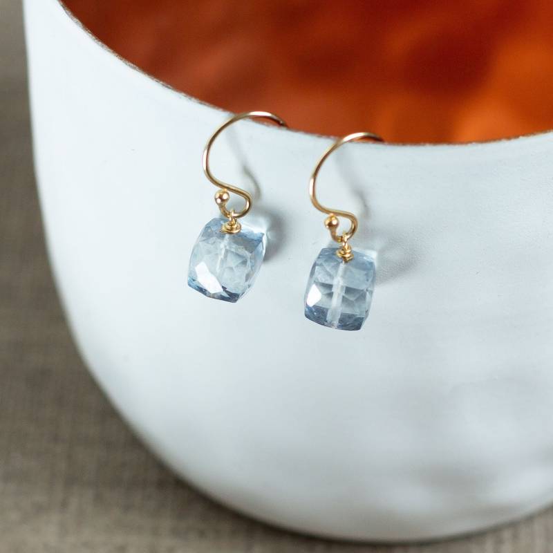 Kleine Hängende Ohrringe Mit Edelstein Hängeohrringe in Blau Ohrhänger Steinchen Goldohrringe Für Frau Weihnachtsgeschenk Elegant von KelilaJewelry