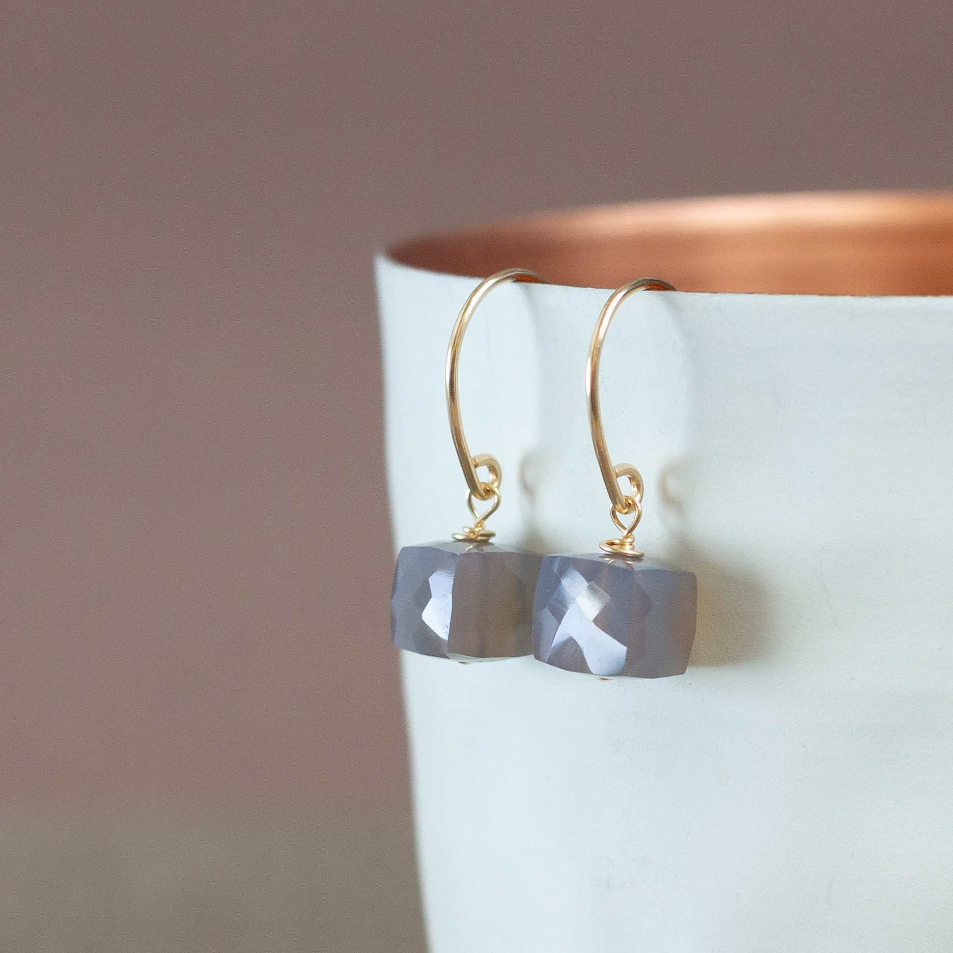 Kleine Hängende Ohrringe Mit Grauen Steinen, Gold Edelsteinen in Grau, Filigrane Hängeohrringe Gold, Schlichte Ohrhänger von KelilaJewelry