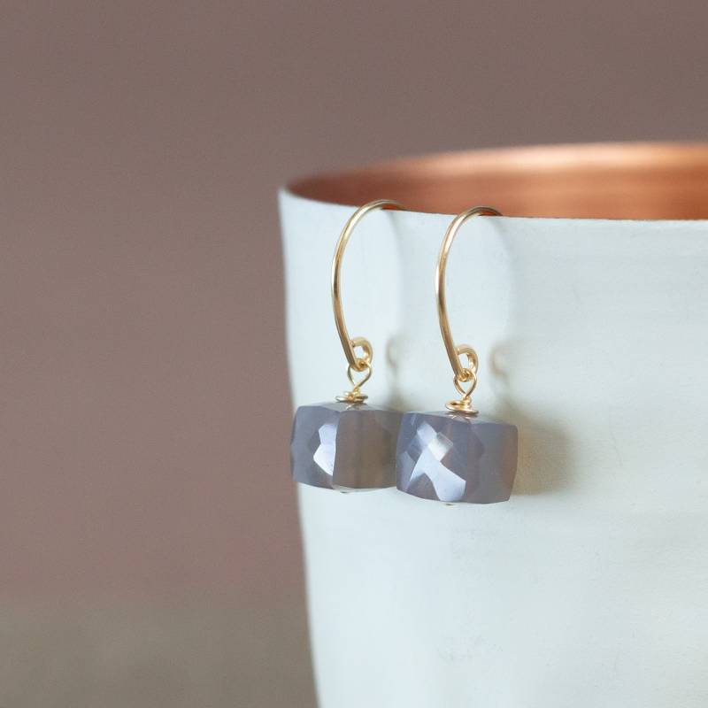 Kleine Hängende Ohrringe Mit Grauen Steinen, Gold Edelsteinen in Grau, Filigrane Hängeohrringe Gold, Schlichte Ohrhänger von KelilaJewelry