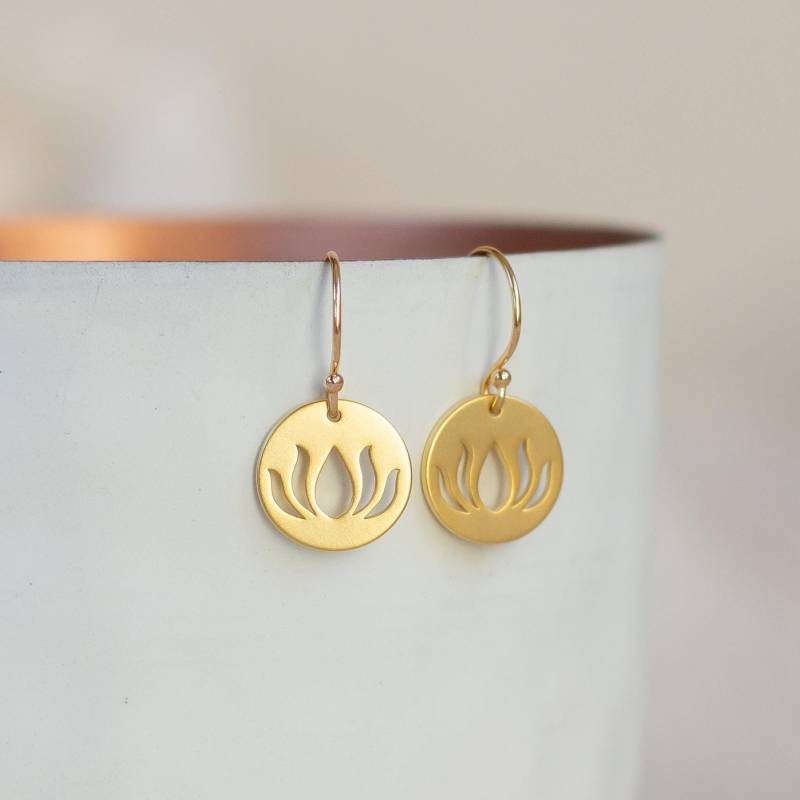 Kleine Hängende Ohrringe Mit Lotusanhängern | 14K Gold Fill von KelilaJewelry