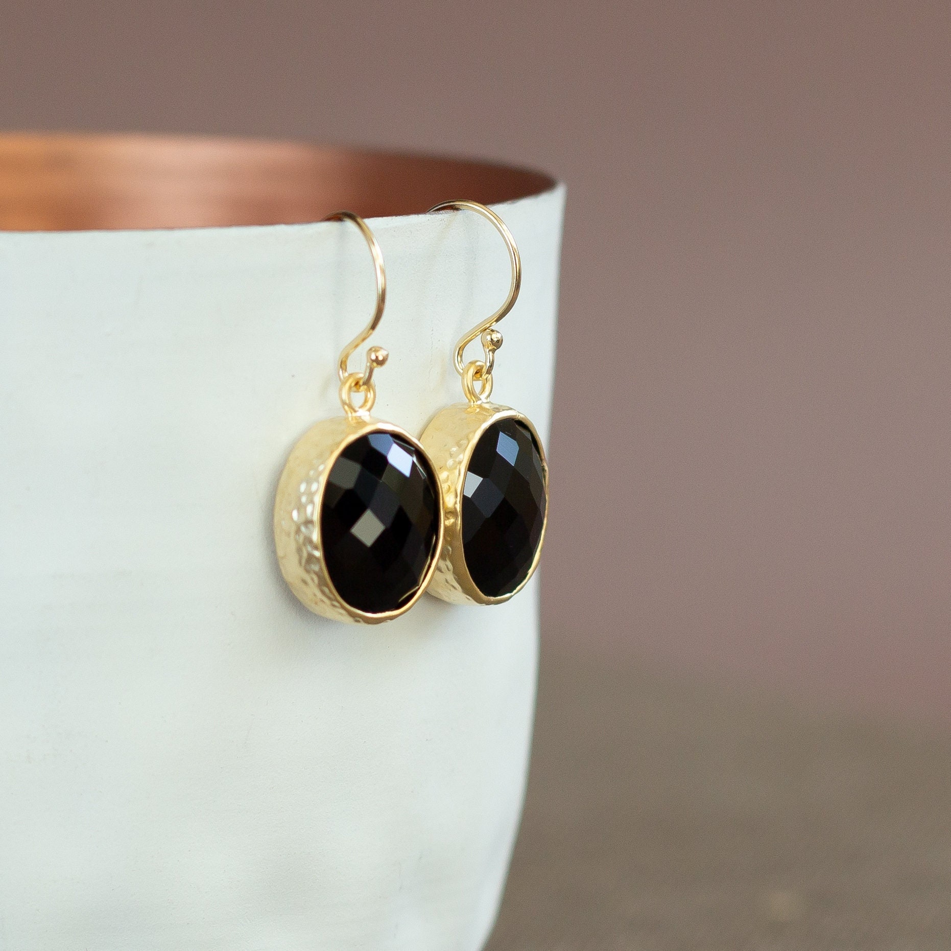 Kleine Hängende Ohrringe Mit Schwarzen Steinen, Vergoldete Ohrringe, Schwarze Elegante Ohrhänger, Goldohrringe Anhängern von KelilaJewelry