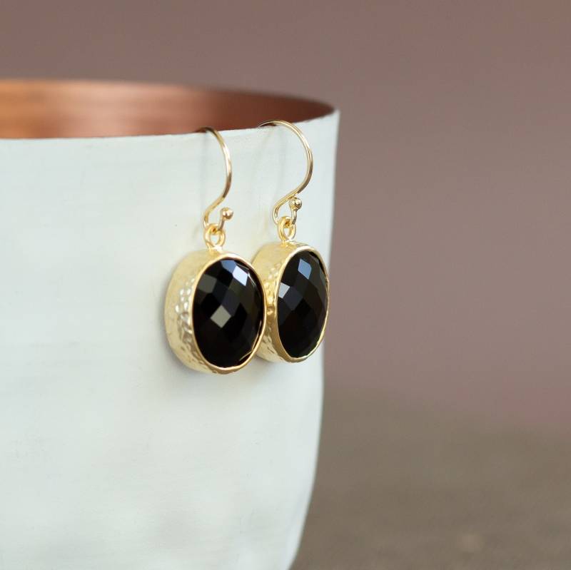 Kleine Hängende Ohrringe Mit Schwarzen Steinen, Vergoldete Ohrringe, Schwarze Elegante Ohrhänger, Goldohrringe Anhängern von KelilaJewelry