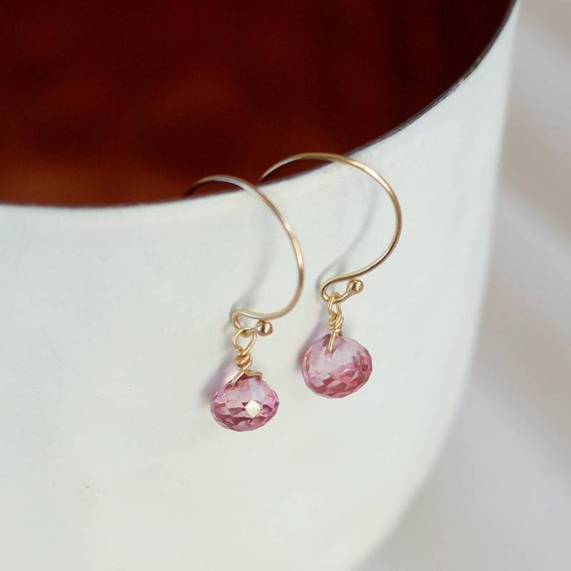 Kleine Hängende Ohrringe Rosa Quarz Ohrhänger in Gold Hängeohrringe Mit Steinchen Goldohrringe Geschenk Für Freundin Schmuck Weihnachten von KelilaJewelry