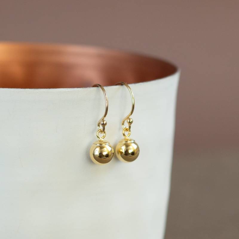 Kleine Kugelohrringe in Gold, Ohrringe Hänger Goldkugel, Elegante Kugel Ohrringe, Schlichte Hängend Mit Kugeln, Geschenk Frauen von KelilaJewelry