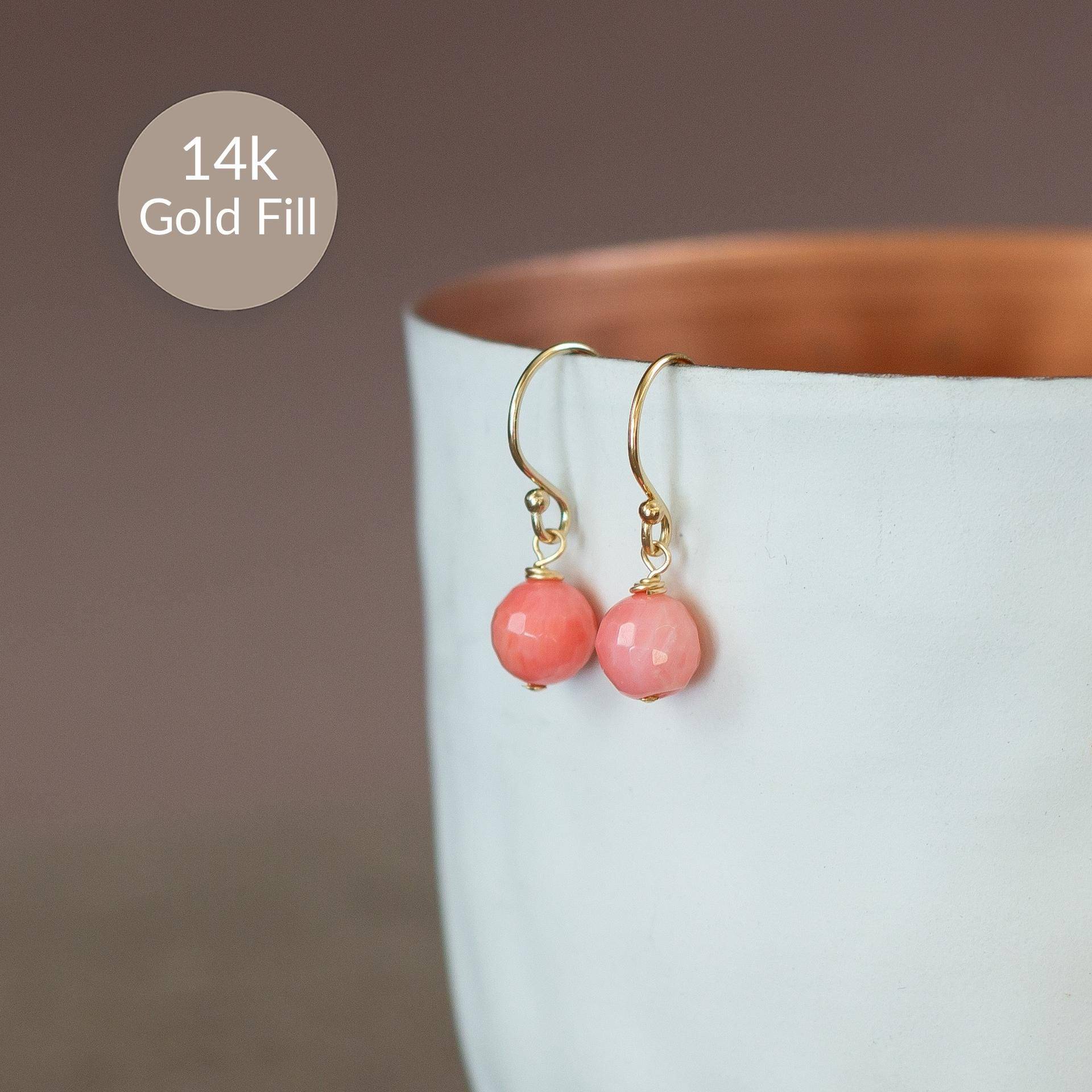Kleine Ohrringe Mit Koralle, Rosa Korallenohrringe, Hängende in Gold, Hängeohrringe Geschenk Für Freundin Kleine Ohrringe Mit Koralle, Rosa Korallenohrringe, Hängende in Gold, Hängeohrringe Geschenk Für Freundin von KelilaJewelry