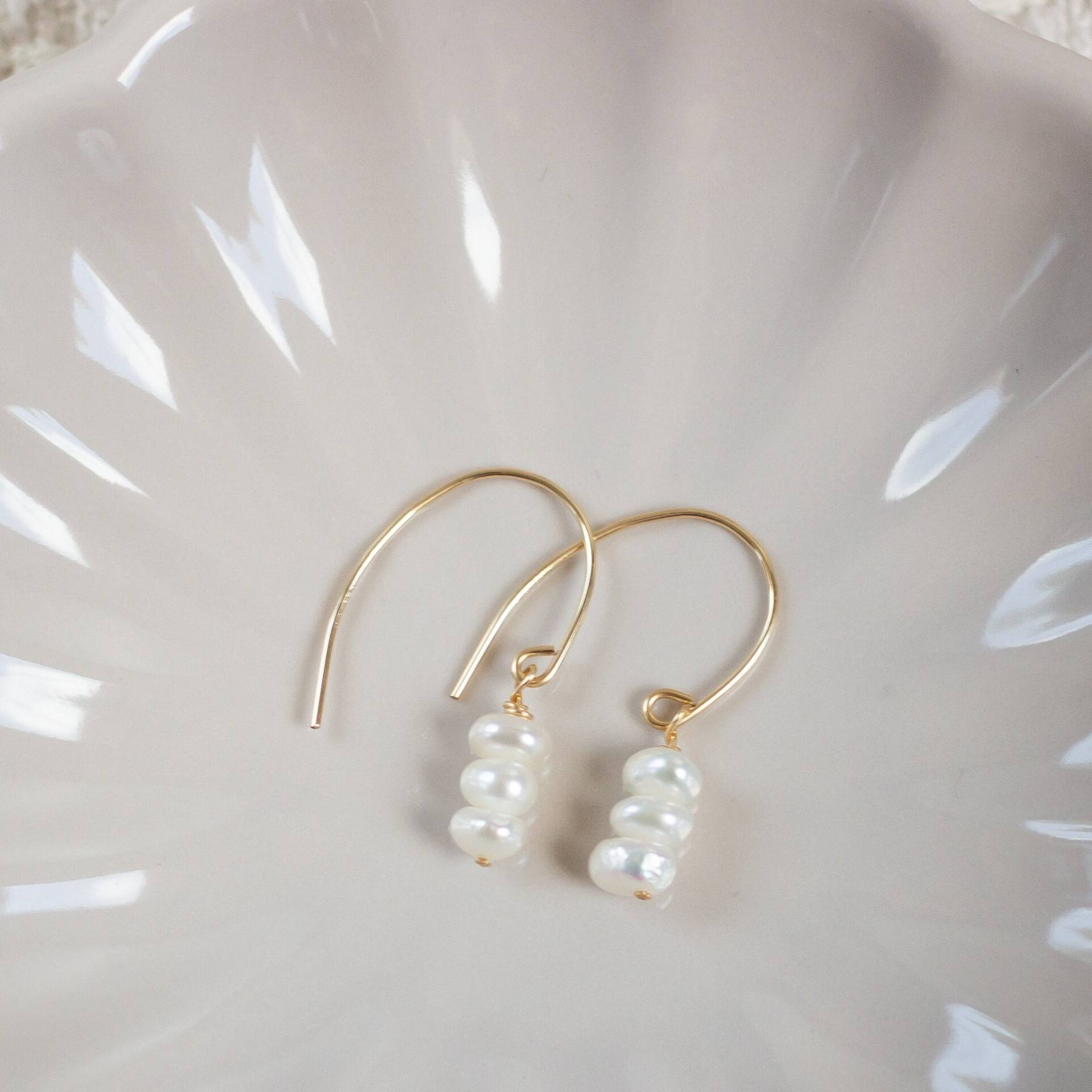 Kleine Perlenohrringe Mit Echten Perlen Hängeohrringe in Gold Ohrringe Hängend Süßwasserperlen Ohrhänger Für Freundin Geburtstag von KelilaJewelry