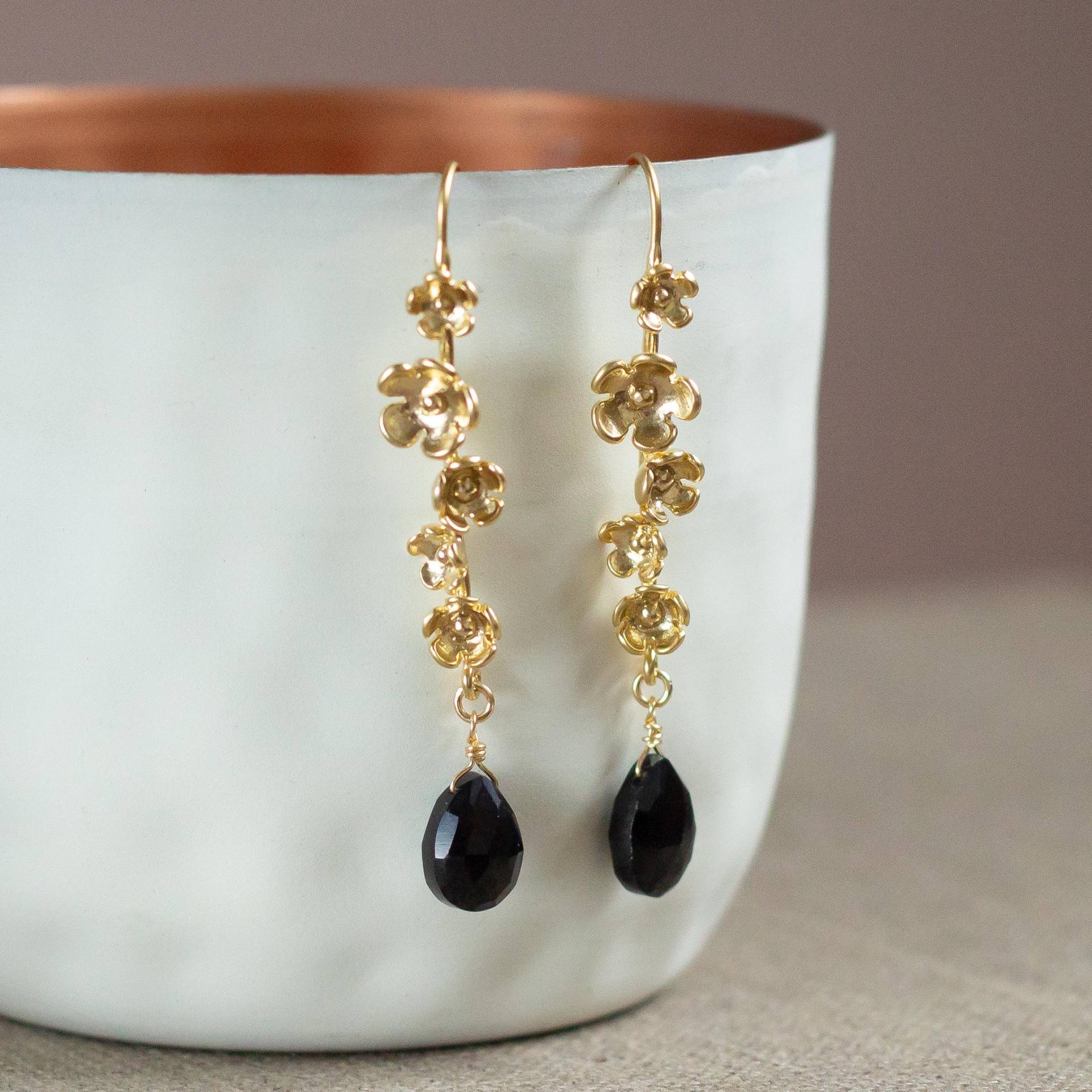 Lange Ohrringe Mit Blüten, Elegante Hängeohrringe in Gold, Festliche Goldohrringe Schwarzen Steinen, Für Weihnachten von KelilaJewelry