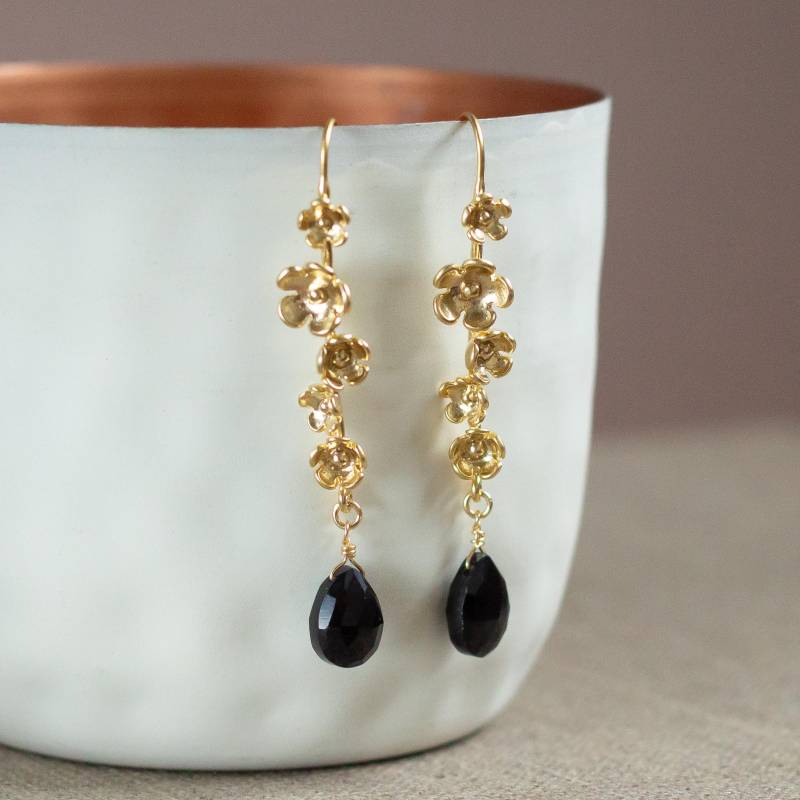Lange Ohrringe Mit Blüten, Elegante Hängeohrringe in Gold, Festliche Goldohrringe Schwarzen Steinen, Für Weihnachten von KelilaJewelry