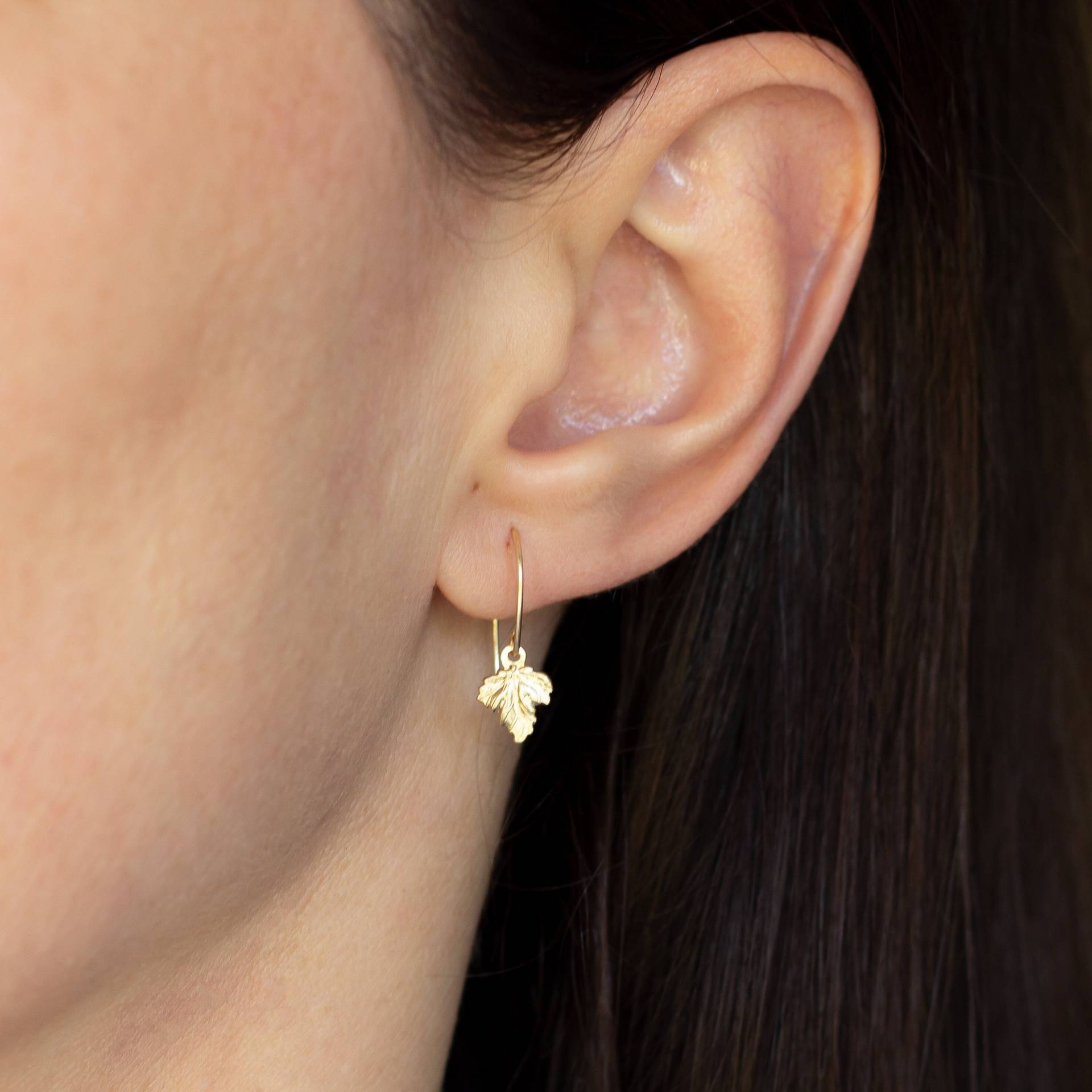 Ohrringe Hängend in Gold Ahornblatt Hängeohrringe Für Frau Goldohrringe Herbst Mit Blätter Ohrhänger Klein Geschenk Freundin Geburtstag von KelilaJewelry