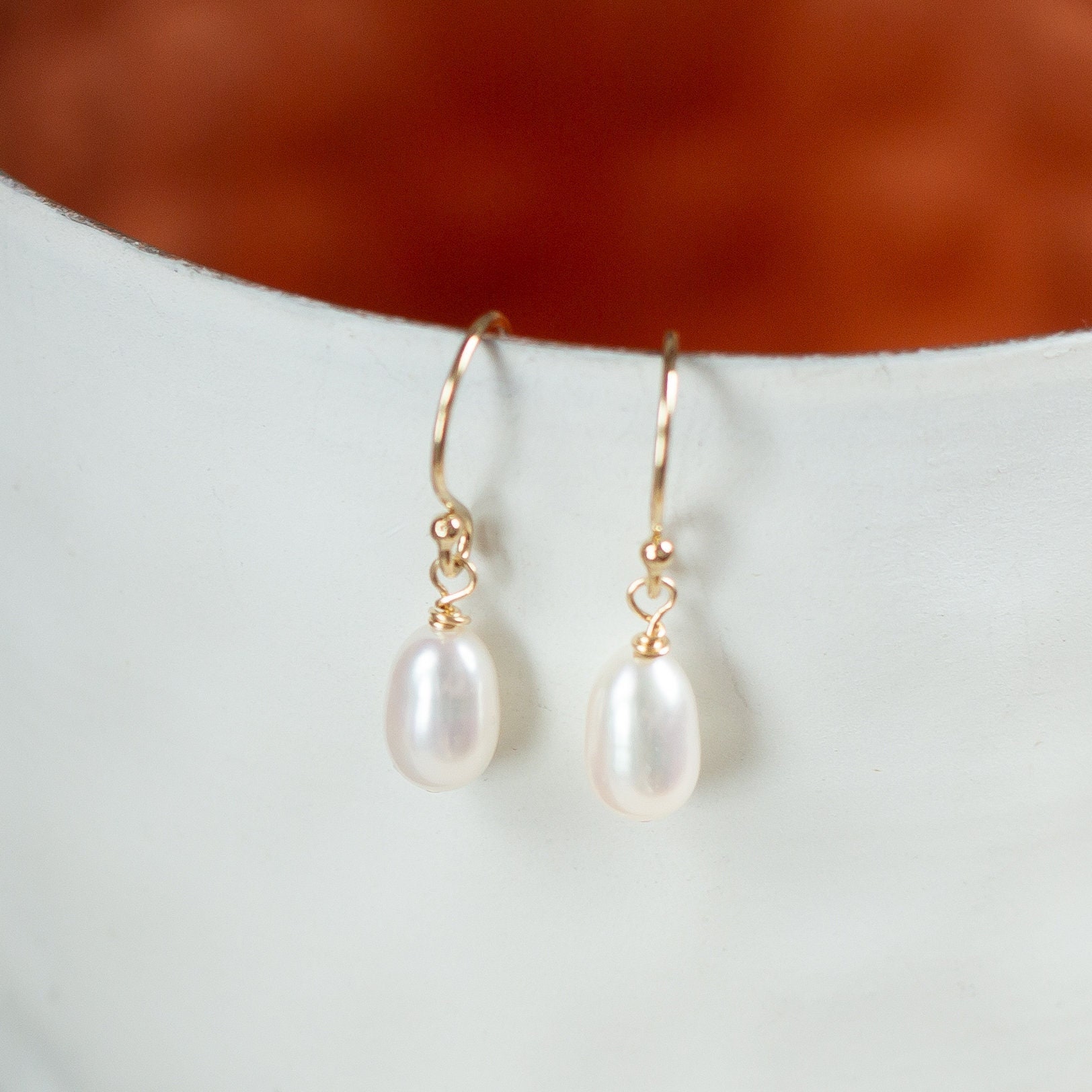 Ohrringe Mit Kleinen Perlen, Filigrane Perlenohrringe in Gold, Ovalen Süßwasserperlen, Schlichte Brautohrringe Perlen von KelilaJewelry