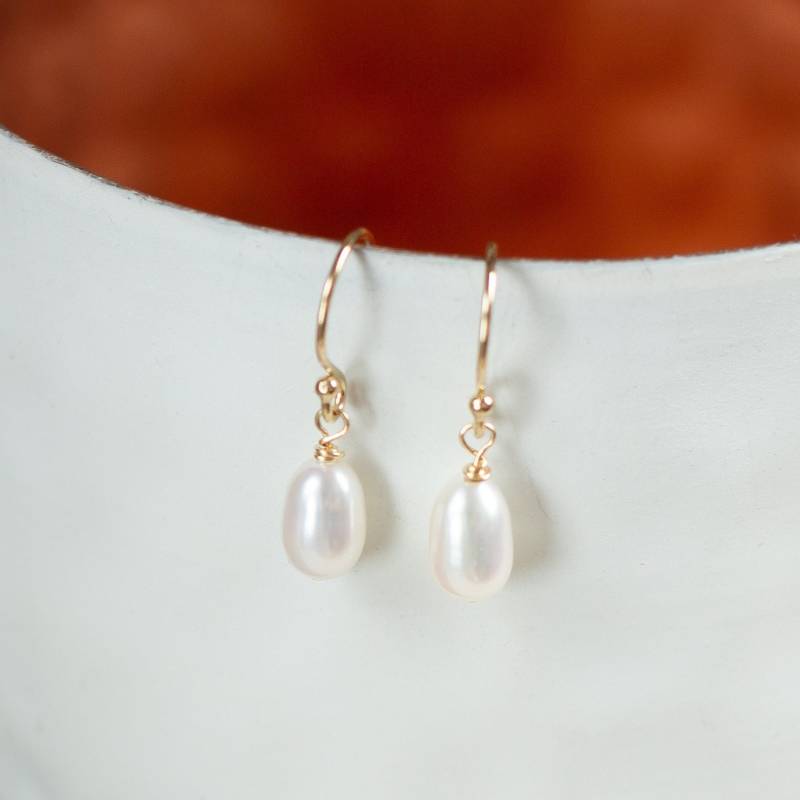 Ohrringe Mit Kleinen Perlen, Filigrane Perlenohrringe in Gold, Ovalen Süßwasserperlen, Schlichte Brautohrringe Perlen von KelilaJewelry