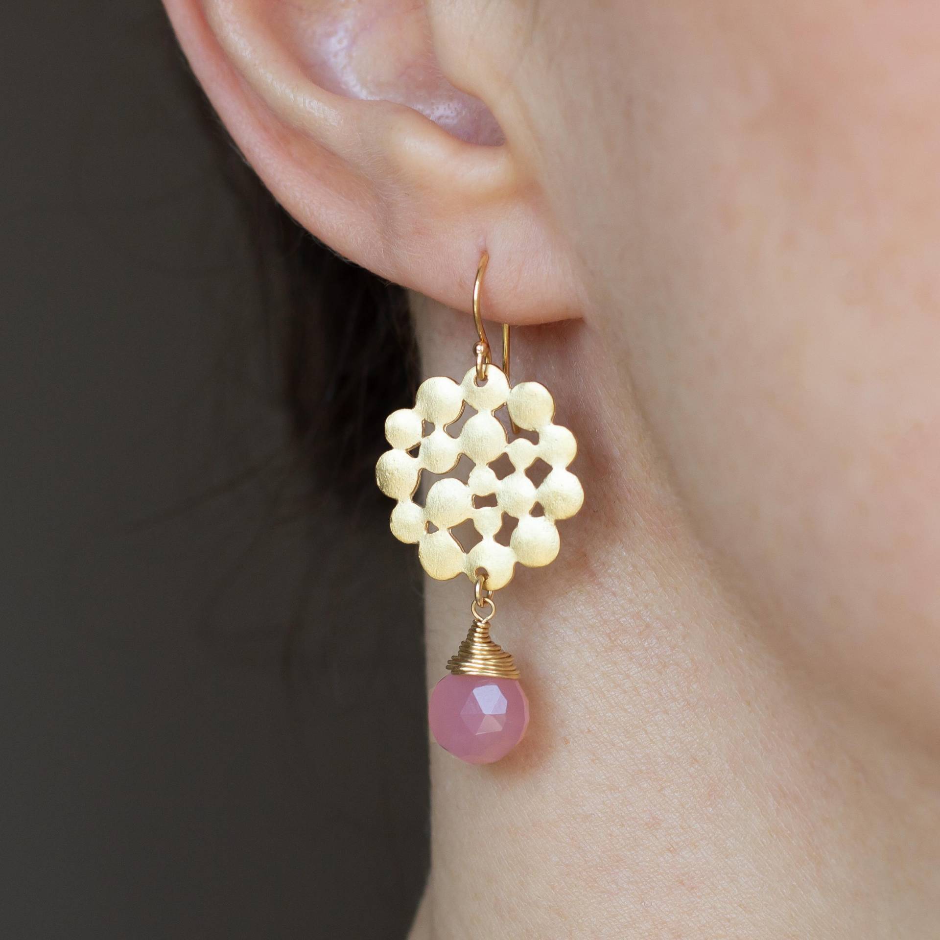 Ornament Ohrringe Mit Rosa Edelsteinen, Hängende Stein, Elegante Golohrringe Anhänger, Filigrane Tropfenohrringe in Rosé von KelilaJewelry