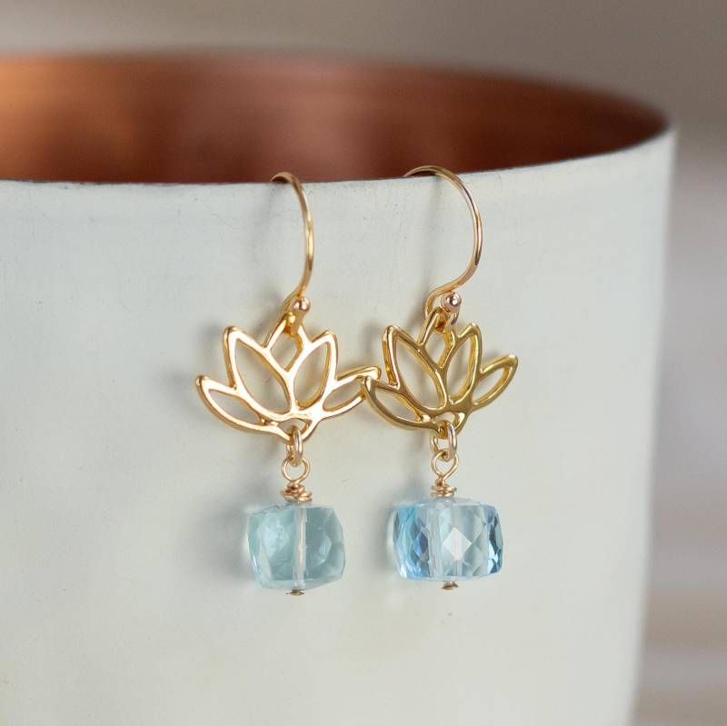 Topas Ohrringe 14K Gold Fill Mit Lotus Anhänger Elegante Edelstein Geschenk Für Frauen Brautschmuck Hochzeit Zeitloser Schmuck von KelilaJewelry