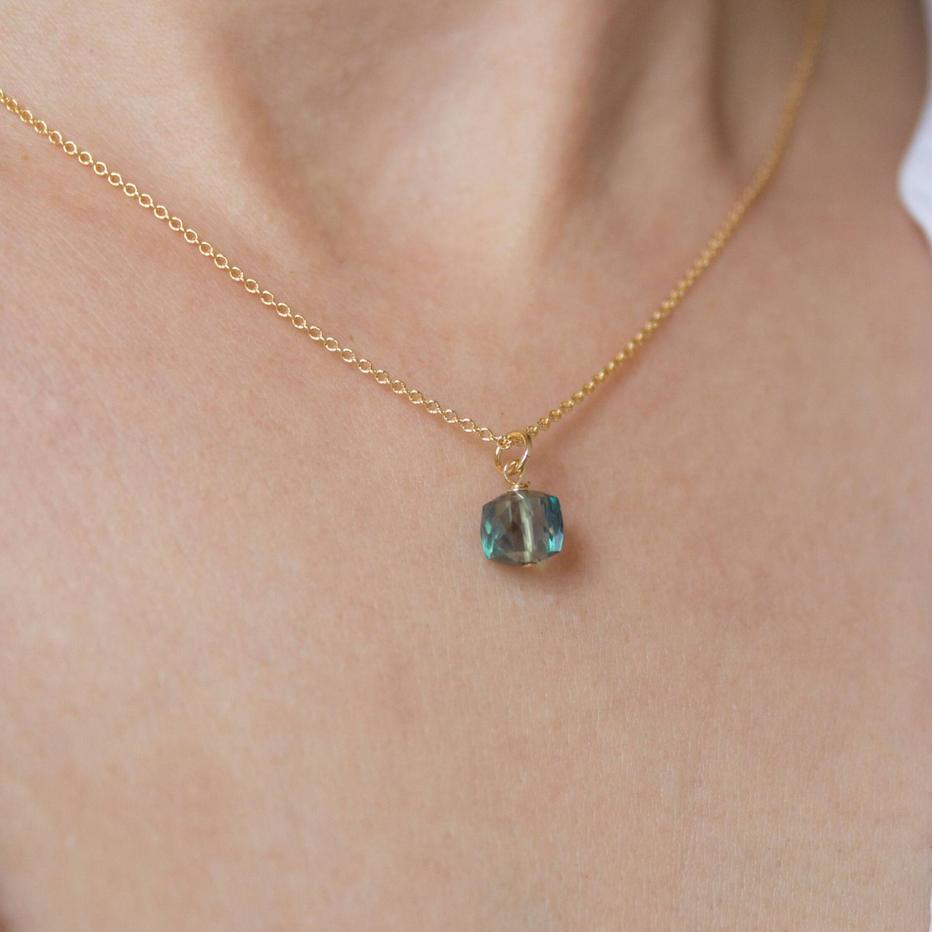 Zarte Goldkette Mit Amethyst in Grün, Feine Kette Kleinem Anhänger, Filigrane Halskette Grünem Stein, Weihnachtsgeschenk Freundin von KelilaJewelry