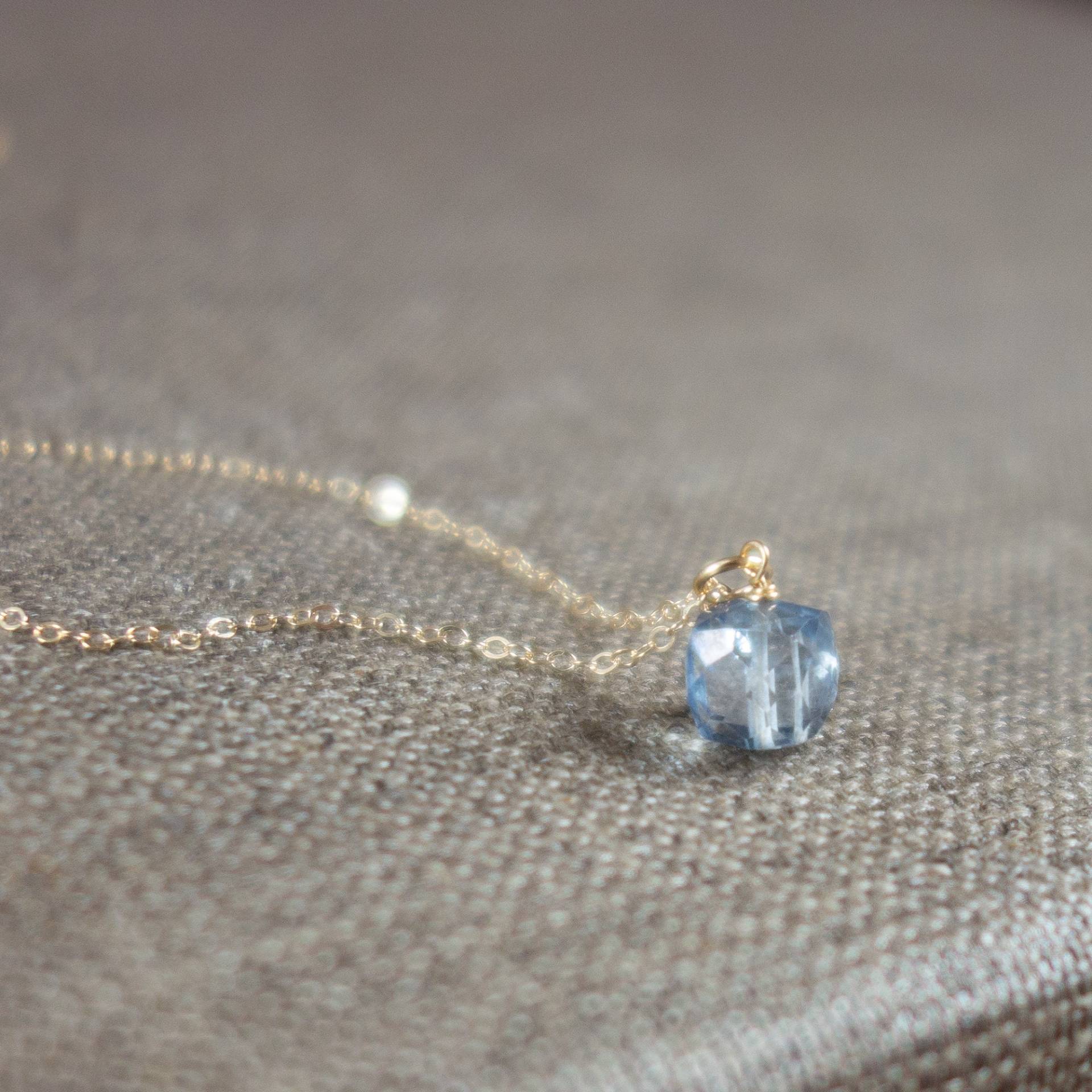 Zarte Halskette in Blau, Feine Goldkette Mit Blauem Stein, Dezente Edelsteinkette Anhänger, Hochwertiges Weihnachtsgeschenk Für Ehefrau von KelilaJewelry