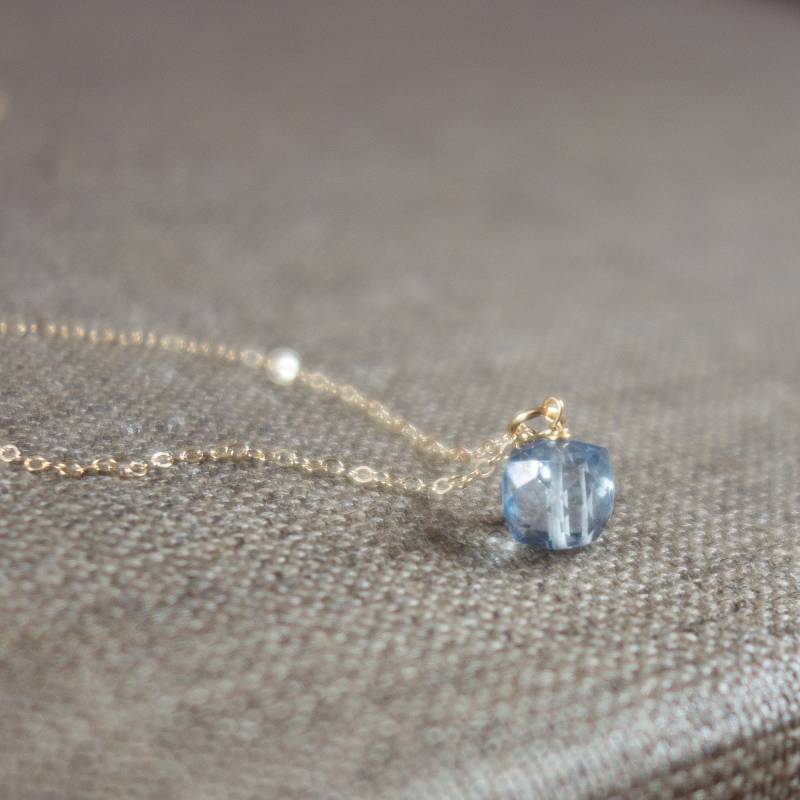 Zarte Halskette in Blau, Feine Goldkette Mit Blauem Stein, Dezente Edelsteinkette Anhänger, Hochwertiges Weihnachtsgeschenk Für Ehefrau von KelilaJewelry