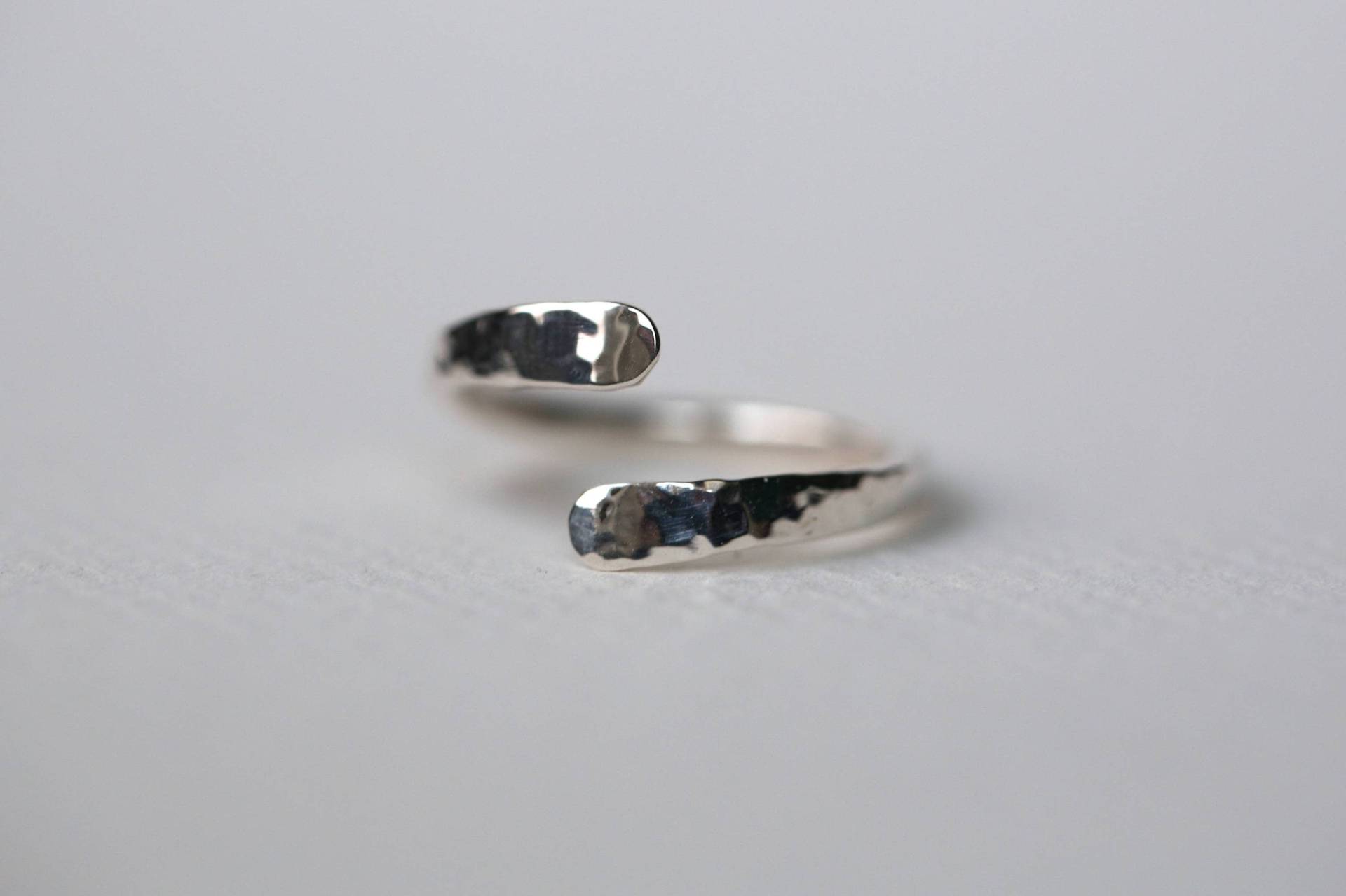 Verdrehte Offene Front Sterling Silber Ring, Strukturiert, Handgefertigt, Einzigartig, Poliert von KellerHandmade