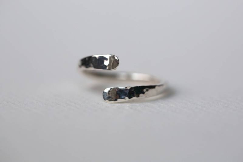 Verdrehte Offene Front Sterling Silber Ring, Strukturiert, Handgefertigt, Einzigartig, Poliert Verdrehte Offene Front Sterling Silber Ring, Strukturiert, Handgefertigt, Einzigartig, Poliert von KellerHandmade