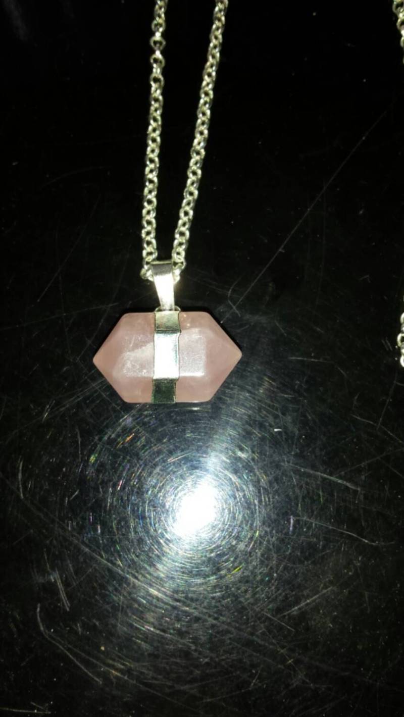 Quarz Kristall Edelsteine Pink Rose Hexagonal Prisma Halskette von KellisKidsCollection