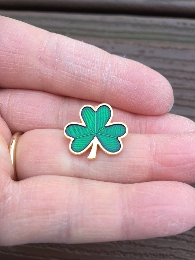 Vintage Hallmark Entzückende Emaille St. Patricks Day Kleeblatt Krawattennadel Brosche Vintage Hallmark Entzückende Emaille St. Patricks Day Kleeblatt Krawattennadel Brosche von KellsVintageToys
