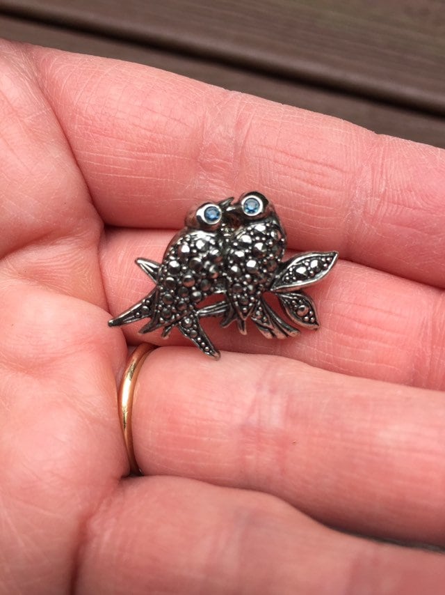 Vintage Schmuck Signiert Avon Entzückende Markasit Lovebirds Love Birds Krawattennadel Brosche Vintage Schmuck Signiert Avon Entzückende Markasit Lovebirds Love Birds Krawattennadel Brosche von KellsVintageToys