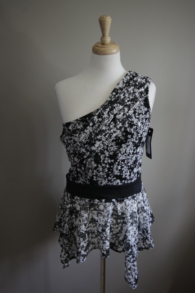 Eine Schulter Schößchen Top von KellyMaddenClothing