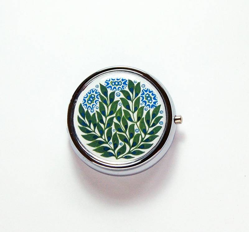 Florale Runde Pillendose in Blau Und Grün, Vintage Design Auf Für Geldbörse, Süßes Geschenk Sie | 9010 von KellysMagnets