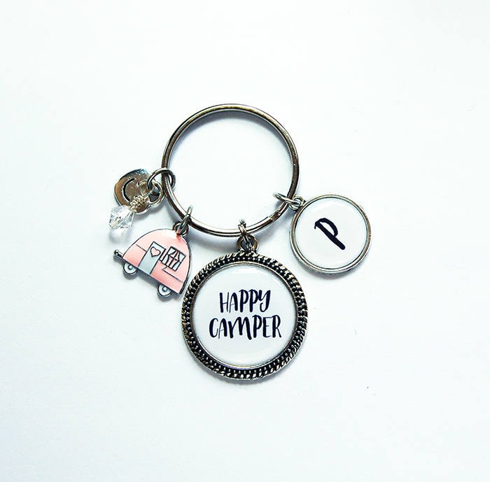 Happy Camper Schlüsselanhänger, Monogramm Camping Keyring, Loves To Camp, Initial | 8077 von KellysMagnets