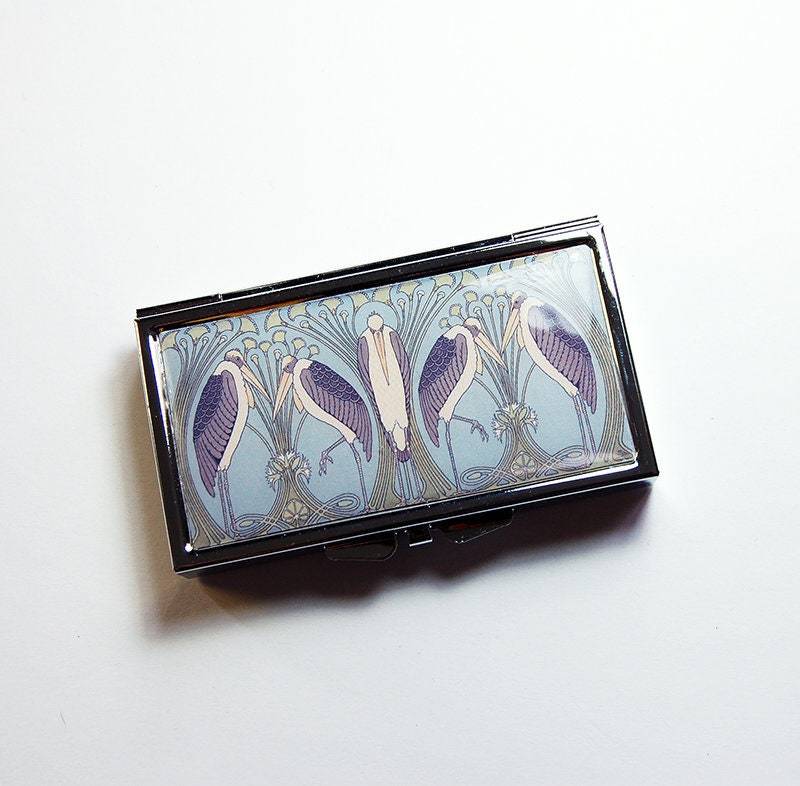 Jugendstil Storchenmuster Auf Einer 7 Tage Pillendose in Blau Und Lila, Art Deco Für Geldbeutel, Geschenk Sie | 9004 von KellysMagnets