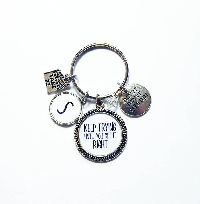 Keep Trying Keychain, Inspirational Keyring, Stocking Stuffer, Monogramm Never Give Up, Motivation, Personalisiertes Geschenk | 8393 von KellysMagnets