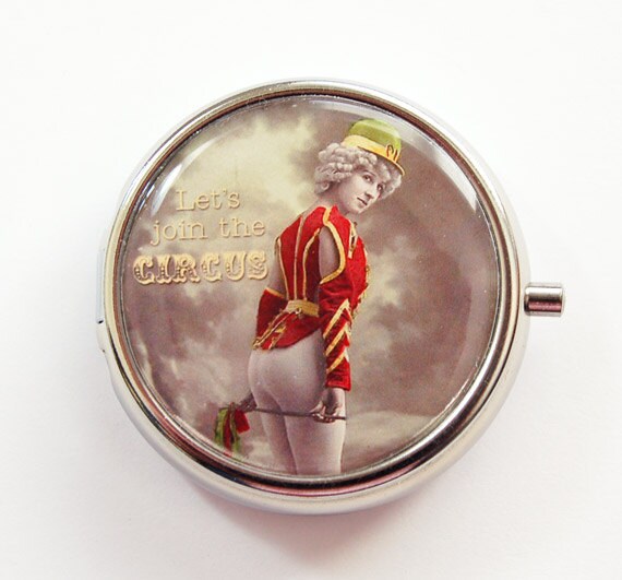 Lasst Uns Dem Zirkus Beitreten Pillendose Für Sie, Geldbörse, Lustige Geschenkidee, Reisepillenbehälter | 3920 von KellysMagnets