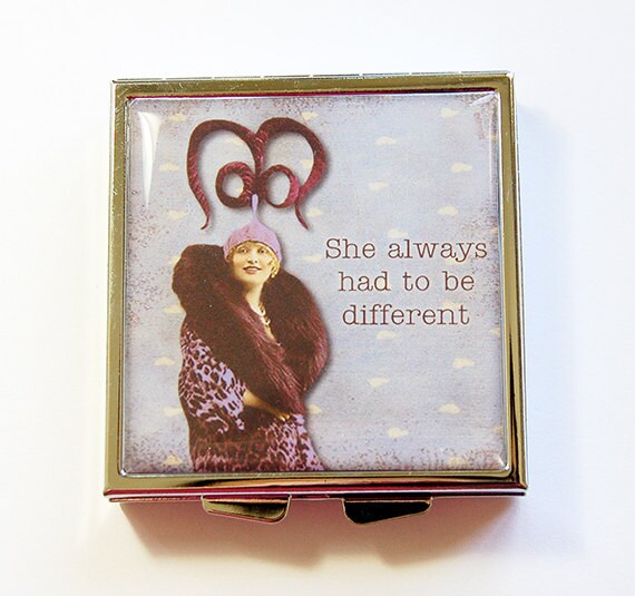 Lustige Pillendose, Reise Pillendose Für Geldbeutel, Humor, Vier Abschnitte, Quadratisch | 4333 von KellysMagnets