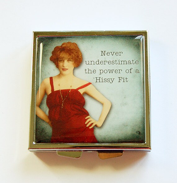 Lustige Pillendose, Reise Pillendose Für Geldbörse, Mit Einem Hissy Fit, Humor, Retro, Geschenk Sie | 4363 von KellysMagnets