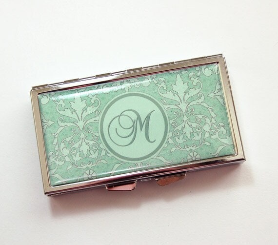 Monogramm 7 Tage Pillendose Für Geldbörse, Personalisierte Reise in Grün Damast | 3872 von KellysMagnets