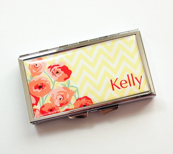Personalisierte 7 Tage Pillendose Für Geldbörse, Individuelle Reise Pillendose, Blumen Und Chevron Design | 3858 von KellysMagnets