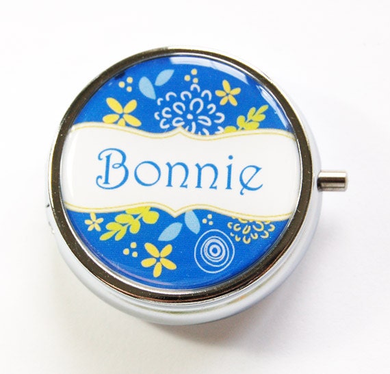 Personalisierte Pillendose Für Geldbörse, Benutzerdefinierte Die Reise, Runder Pillenbehälter Mit Ihrem Namen | 2892 von KellysMagnets