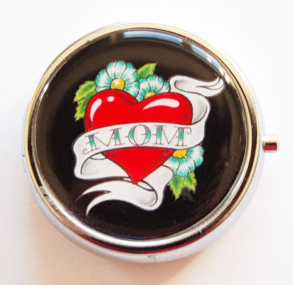 Pillendose Für Geldbörse, Reise Mit Old School Mom Tattoo Design, Muttertagsgeschenk von KellysMagnets