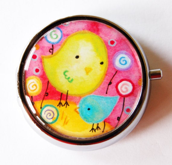 Rosa & Gelbe Pillendose Für Ihre Handtasche, Reise Pillendose, Süßes Geschenk Frauen, Gelbe Und Blaue Vögel Auf Süßem Pillenbehälter | 1467 von KellysMagnets