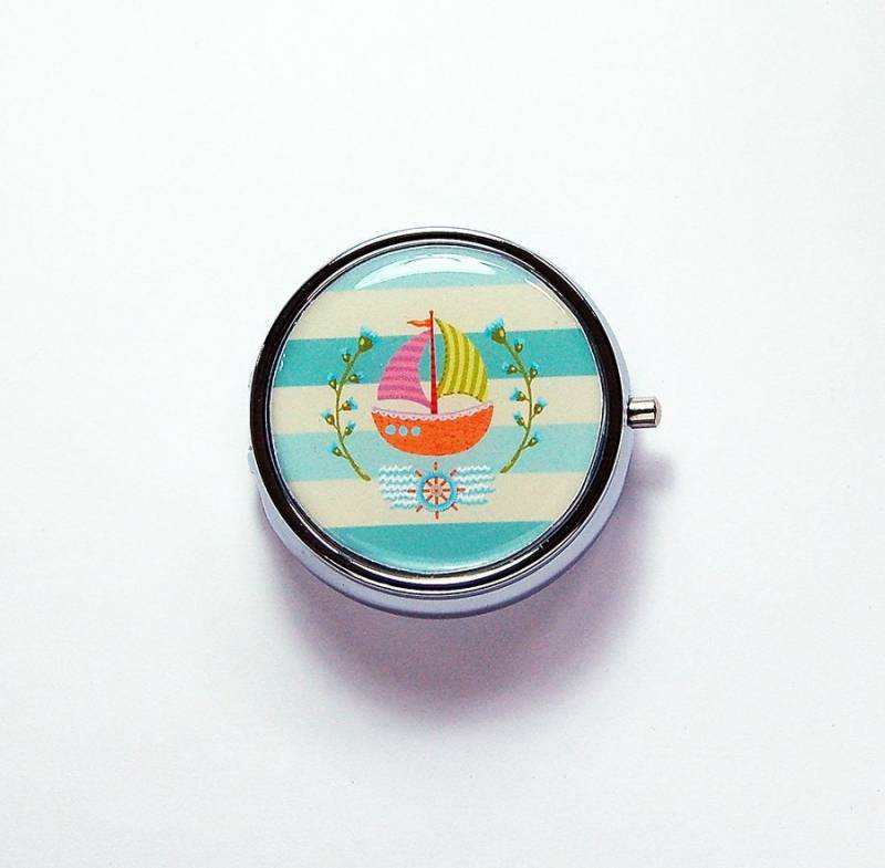 Süße Segelboot Runde Pillendose, Gestreifte Pillendose Für Geldbörse, Ahoi Matey | 9013 von KellysMagnets