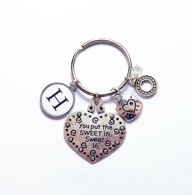 Süßer 16 Geburtstag Schlüsselanhänger, Monogramm Herz Personalisiertes Geschenk, 16. Du Legst Das Süße in Sweet | 8808 von KellysMagnets