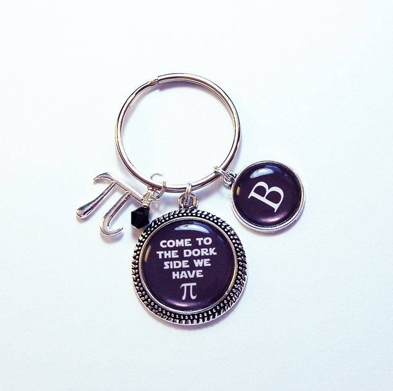 We Have Pi Schlüsselanhänger, Lustiger Monogramm-Schlüsselanhänger, Stocking Stuffer, Geschenk Für Nerd, Come To The Dork Side von KellysMagnets
