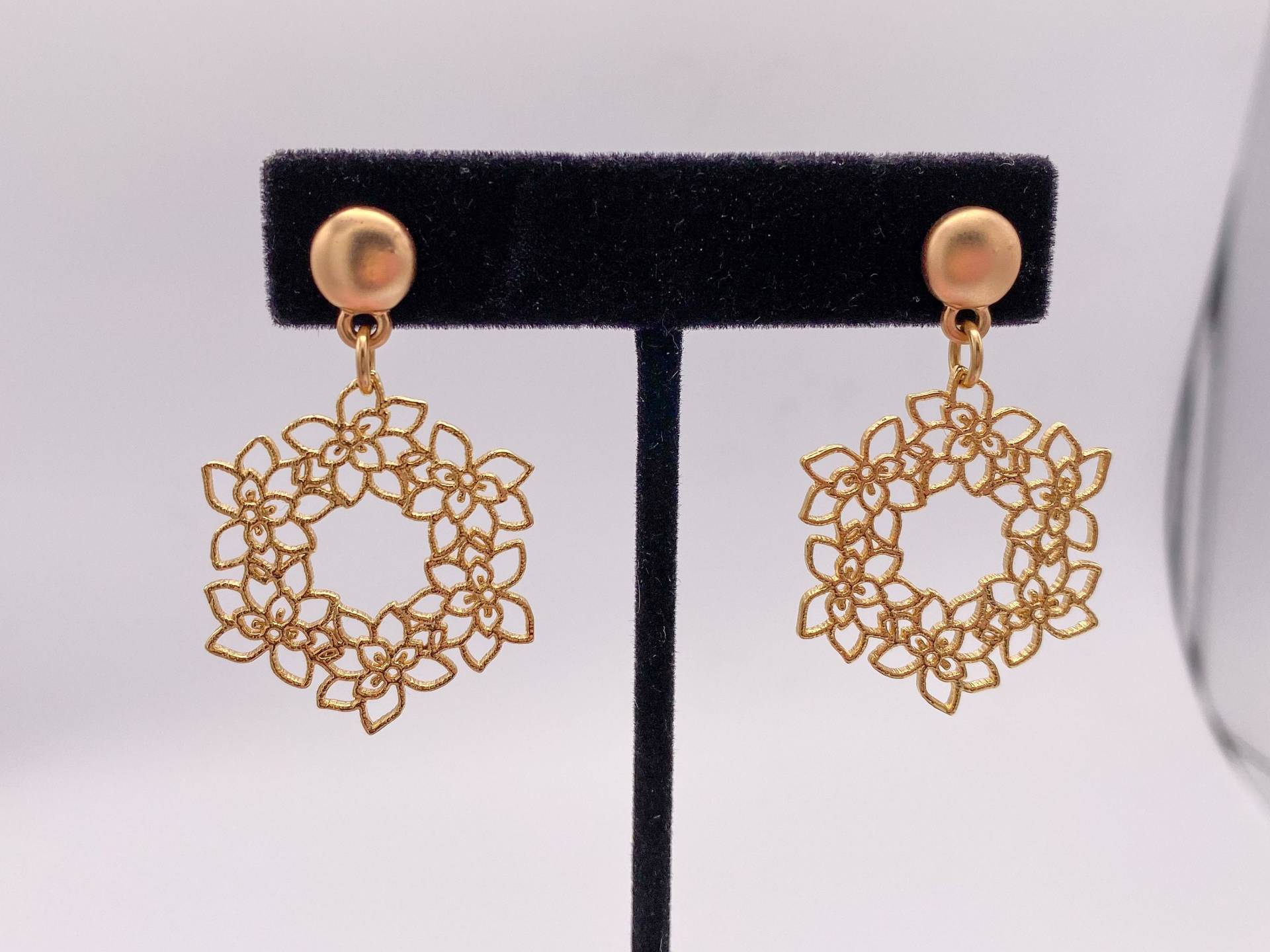 Gold Blumen Ohrringe, Metall Weihnachtsgeschenk Für Sie, Florales Geschenk Gold Blumen Ohrringe, Metall Weihnachtsgeschenk Für Sie, Florales Geschenk von KelseysCustomJewelry