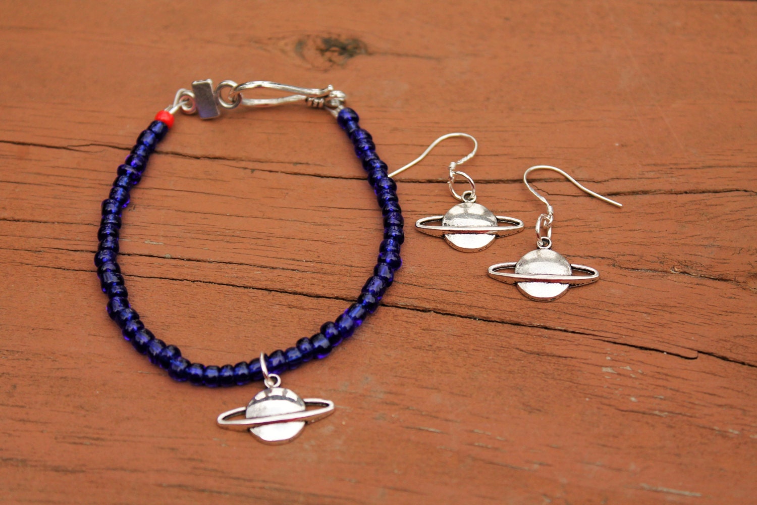 Planet Saturn Armband Und Ohrringe Set, Silber Weltraum Ohrringe, Saturn, Blau, Set Von Jewlery, Space Planet Saturn Armband Und Ohrringe Set, Silber Weltraum Ohrringe, Saturn, Blau, Set Von Jewlery, Space von KelseysPatch