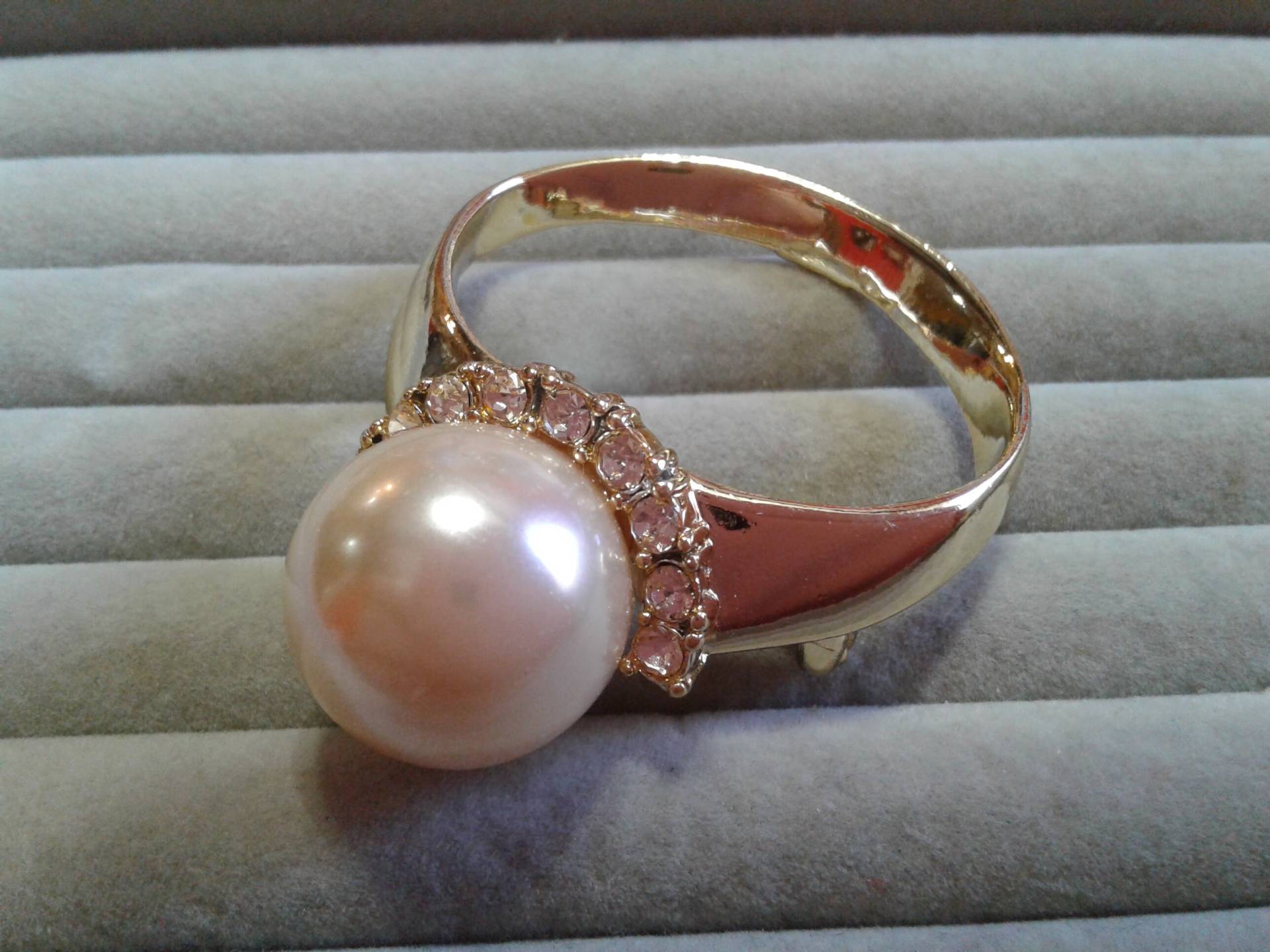 "Ajc "Pearl Ring" Brosche in Goldton Mit Straß Und Einer Großen Künstlichen Perle, Signiert." "Ajc "Pearl Ring" Brosche in Goldton Mit Straß Und Einer Großen Künstlichen Perle, Signiert." von KenPaulsTreasures